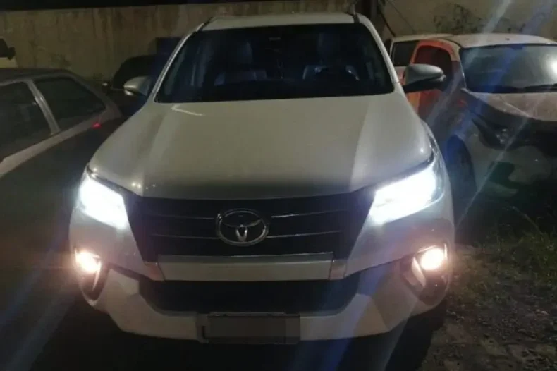 Polícia apreende adolescente dirigindo caminhonete furtada