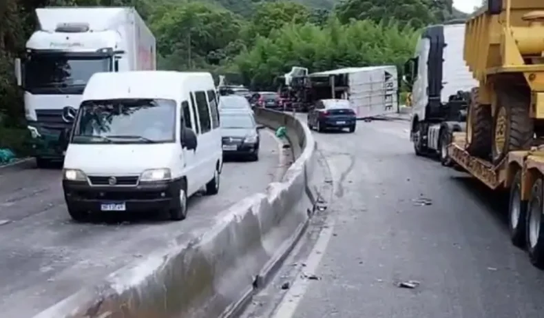 Acidente na BR-101, no Morro dos Cavalos, provoca 20 quilômetros de fila