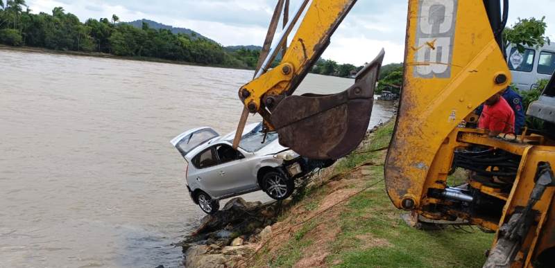 Motorista morre afogado ao cair de carro no Rio Itapocu em SC