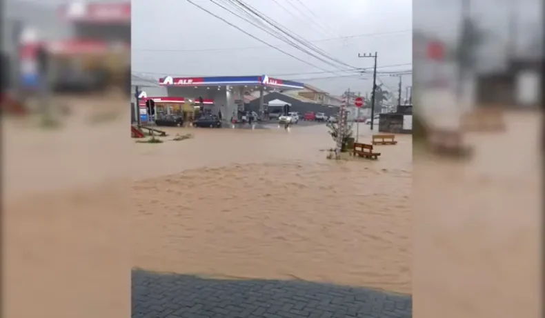 Palhoça registra 100 milímetros de chuva em uma hora e ruas ficam alagadas
