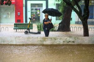 Chuva diminui em Santa Catarina, mas chegada de frente fria preocupa