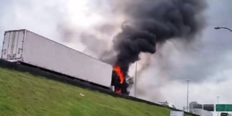 Vídeo: carreta tem cabine destruída pelo fogo e provoca filas na BR-101