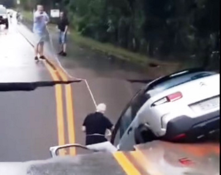Buraco se abre no asfalto e engole carro no Caminho dos Açores