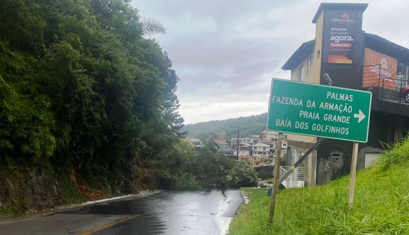 Governador Celso Ramos tem asfalto arrancado pela força da chuva