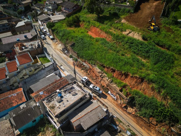 Operação começa a retirar muro que desabou sobre três carros em Florianópolis