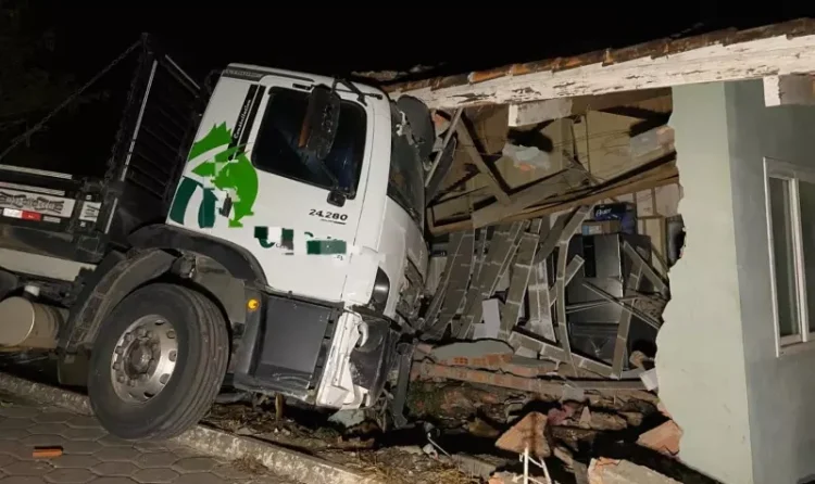 Caminhão desgovernado colide contra residência no Alto Vale do Itajaí