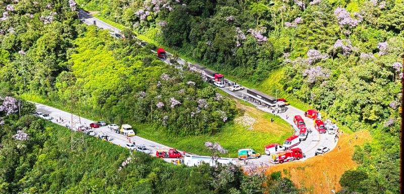 Ônibus que levava adolescentes ao Beto Carrero sofre acidente