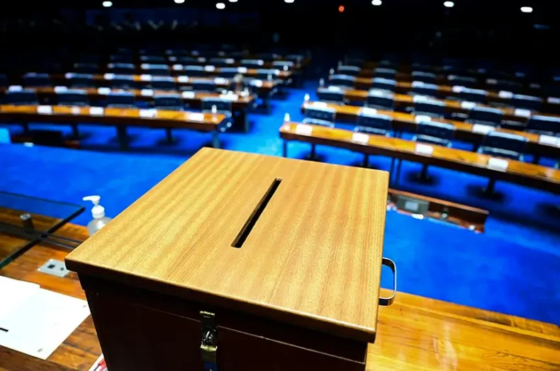 Eleição: Senado decide quem comandará a casa nos próximos dois anos