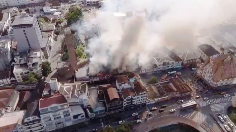Vídeo: imagens aéreas mostram a dimensão do incêndio no Centro de Blumenau