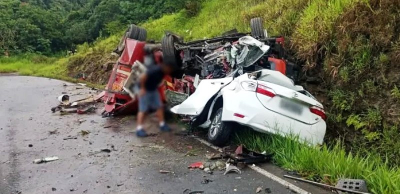 Acidente entre caminhão dos bombeiros e carro deixa 5 mortos