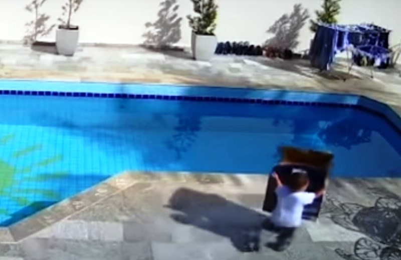 Bebê de um ano sobrevive após sete minutos submersa em piscina
