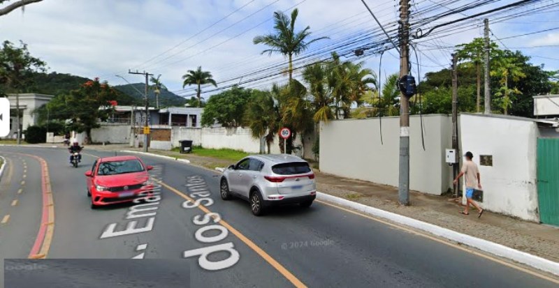 Vídeo: motorista morre em acidente com minivan e caminhão