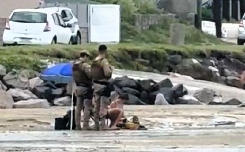 Turista é advertida pela PM por fazer “topless” na praia em SC