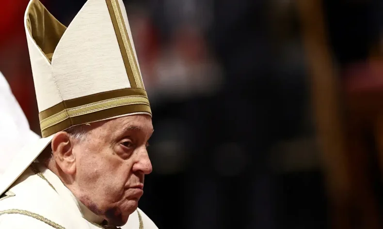 Há 20 dias internado, papa descansa em condição estável