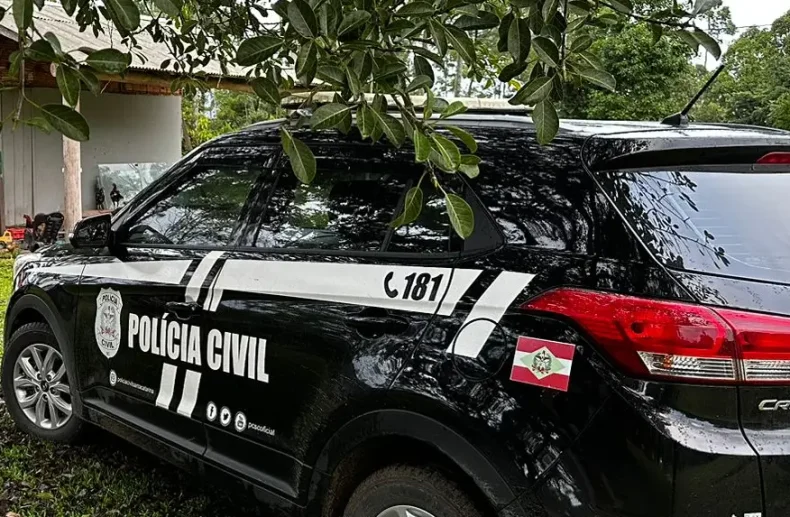 Casal tenta descartar drogas no vaso sanitário e acaba preso