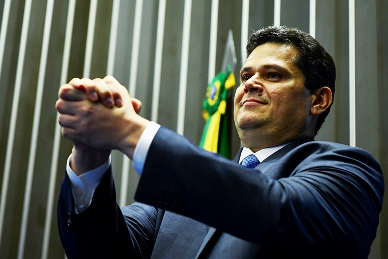 Alcolumbre reage e pode barrar decretos de Lula sobre big techs