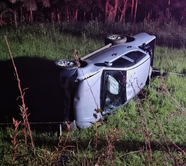 Motorista é levado ao hospital após capotar carro em SC