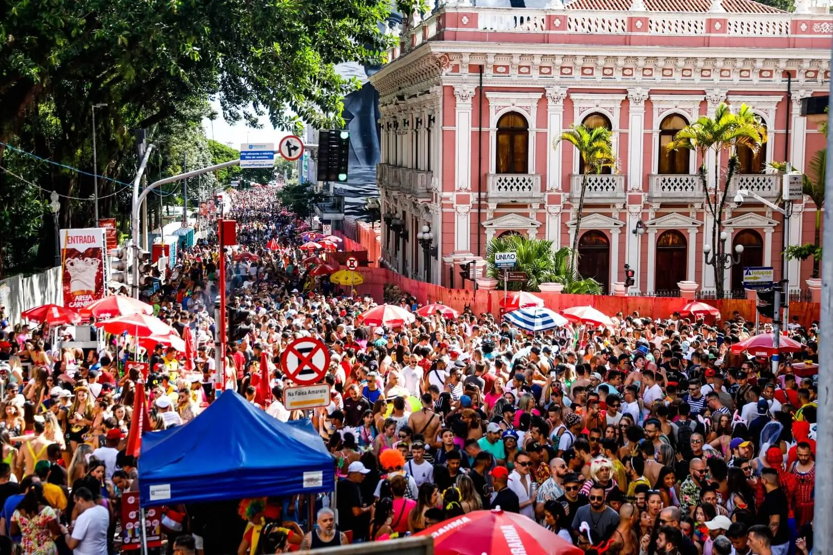 Carnaval Floripa 2026 reúne mais de 100 blocos e 9 arenas pela cidade
