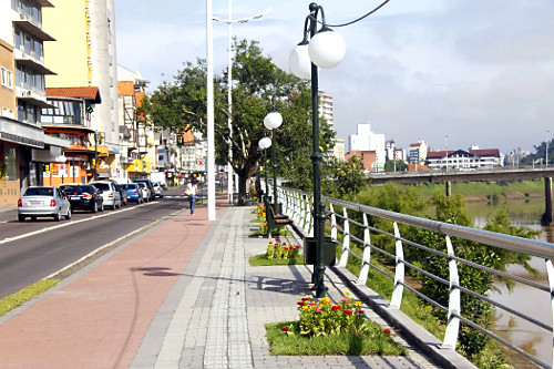 Serviço de limpeza na Beira-Rio altera trânsito em Blumenau