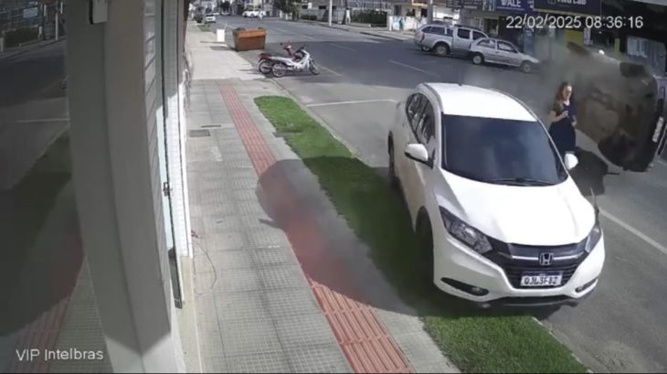 Viralizou! Vídeo mostra momento impressionante em que mulher escapa de acidente