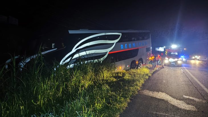 Motorista fica preso em ferragens após acidente entre carro e ônibus na BR-470