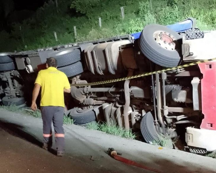 Caminhoneiro morre após carreta tombar na BR-470