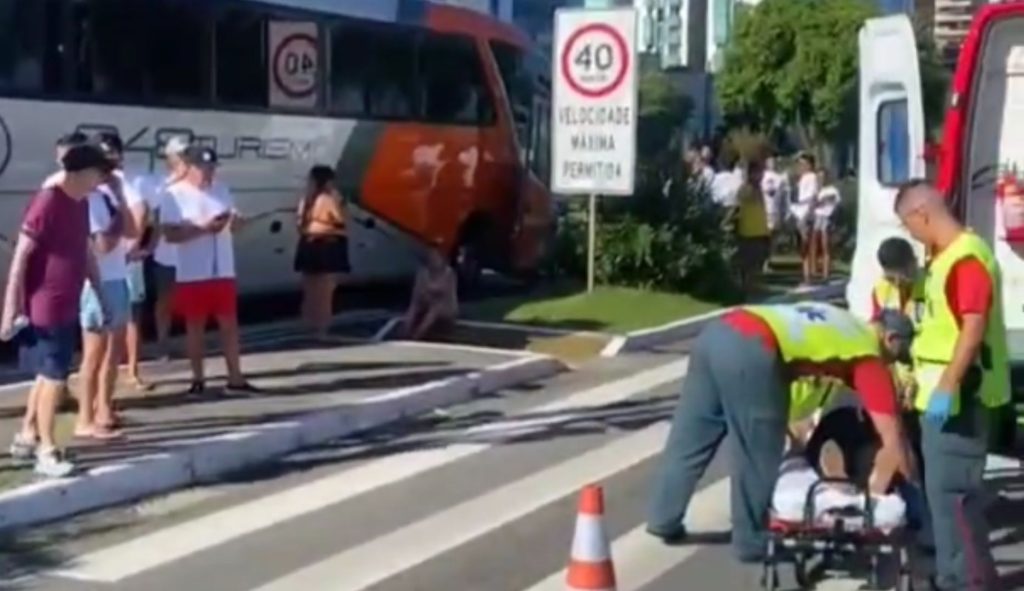 Vídeo: gestante é levada ao hospital após colisão na Beira-Mar Norte