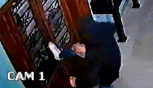 Vídeo: ladrão faz o sinal da cruz antes de tentar arrombar porta