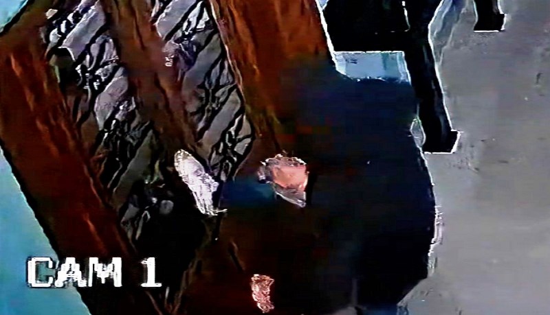 Vídeo: ladrão faz o sinal da cruz antes de tentar arrombar porta