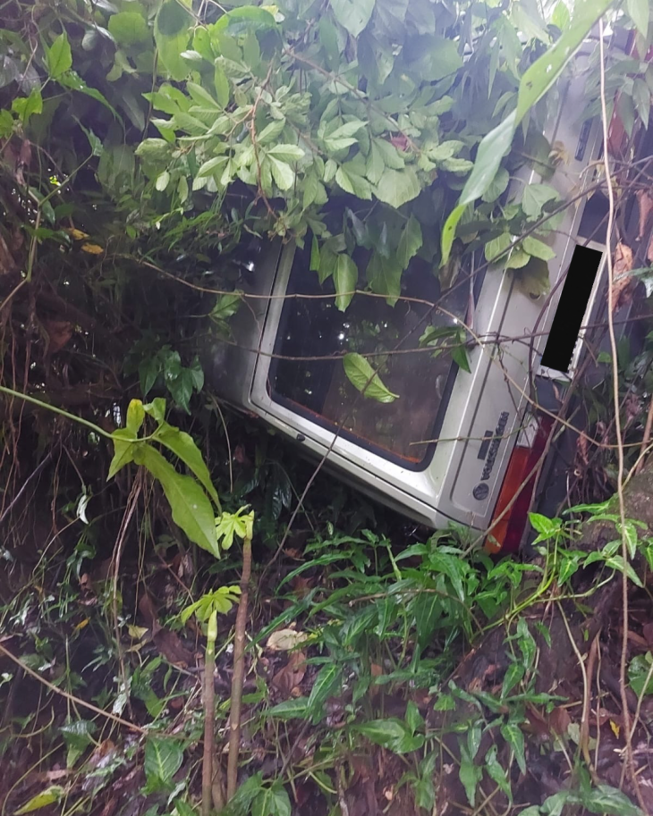 Carro cai em ribanceira e motorista é socorrido em Blumenau