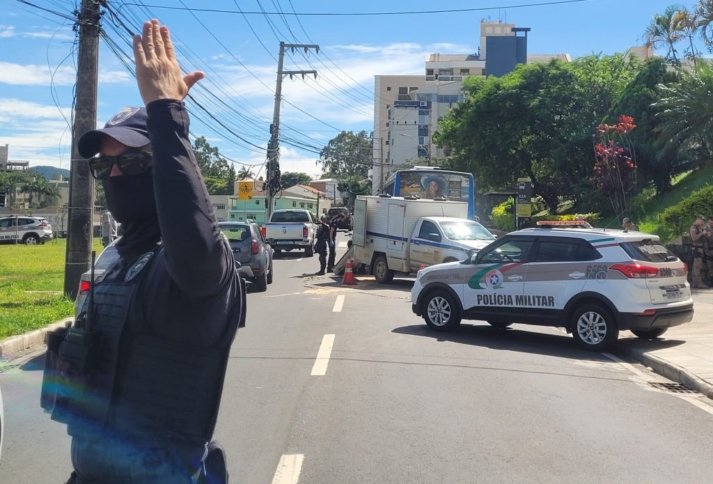 Motociclista bate em traseira de ônibus e morre em Florianópolis