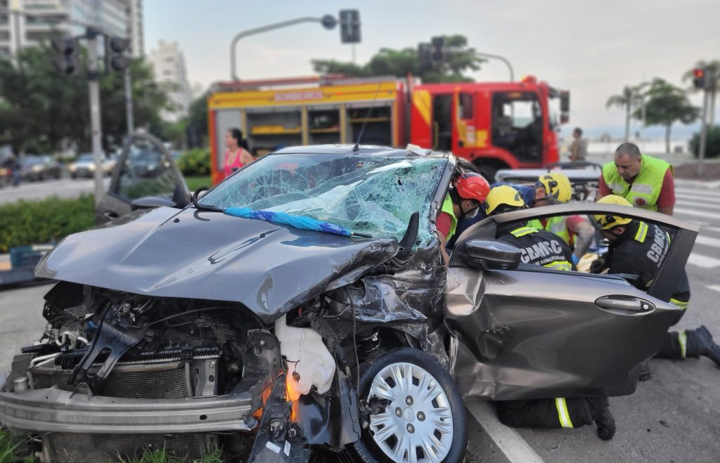 Vídeo: idosos ficam presos às ferragens após acidente na Beira-Mar