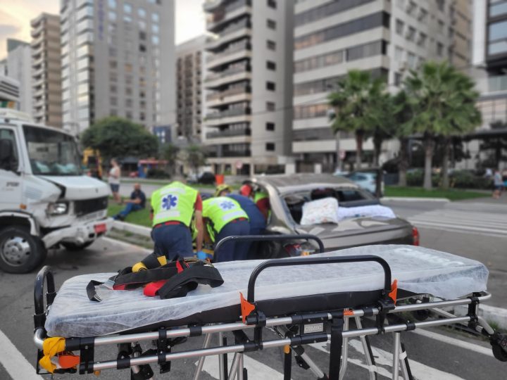 Vídeo: idosos ficam presos às ferragens após acidente na Beira-Mar