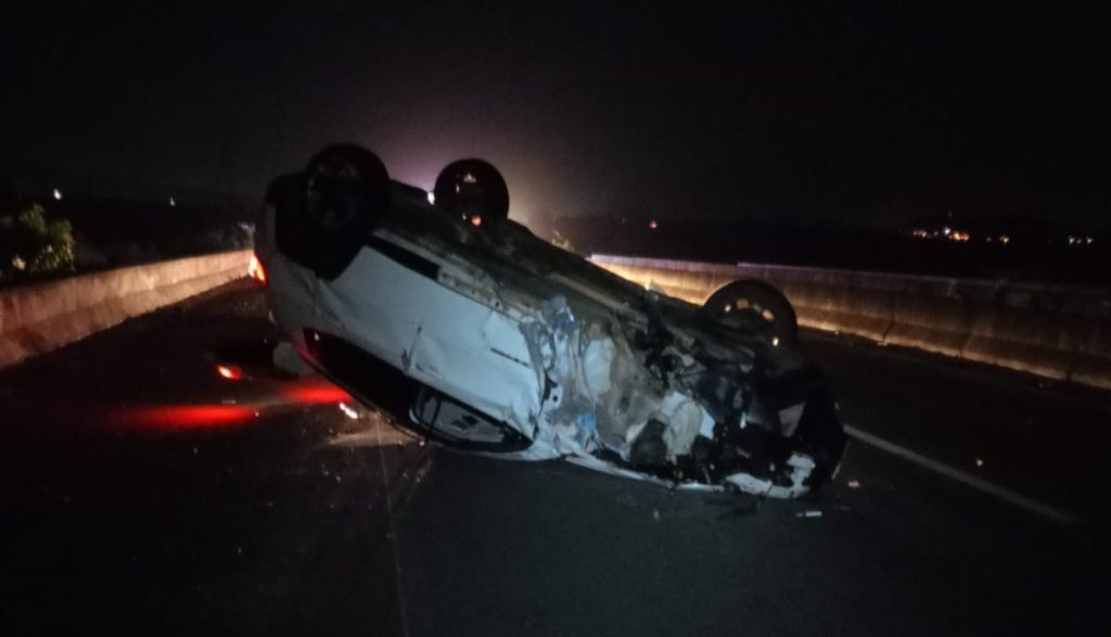 Motorista morre após colisão e capotamento no Vale do Itajaí