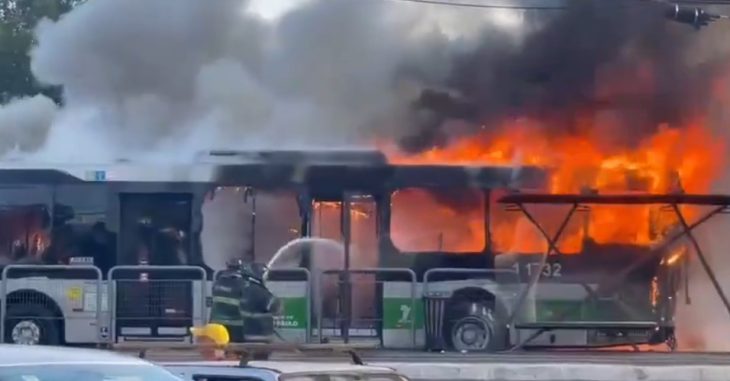 Avião cai sobre ônibus e acidente interdita avenida em São Paulo