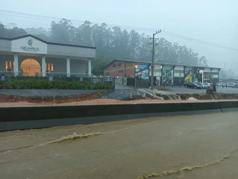 Vídeo: Blumenau registra alagamentos e deslizamentos