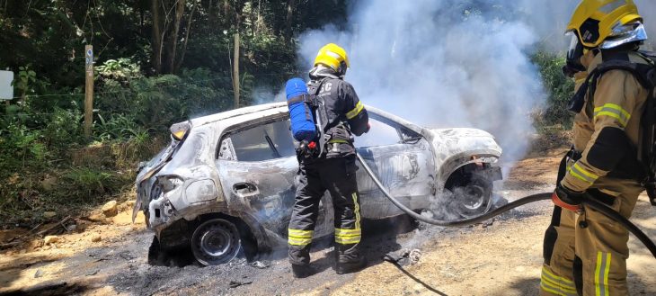 Veículo com 4 pessoas dentro pega fogo em subida de morro