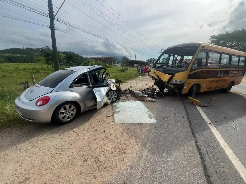 Acidente entre carro e ônibus deixa um morto na Grande Florianópolis