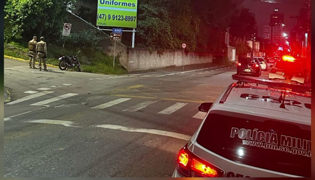 Mulher morre ao bater moto contra árvore na descida de morro em Itajaí