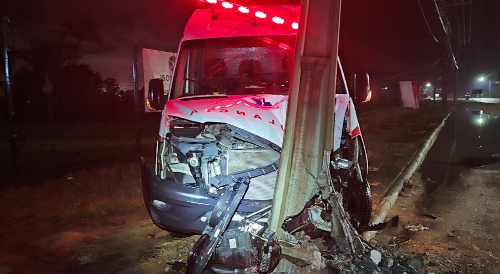 Ambulância da prefeitura colide contra poste e motorista foge do local