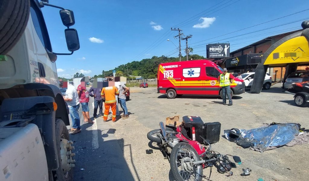 Motociclista morre ao bater de frente com caminhão na BR-470