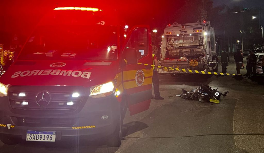 Homem morre após colisão entre scooter elétrica e caminhão