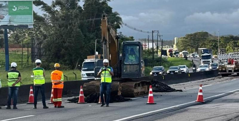 Motoristas registram cratera na BR-101; pista está interditada