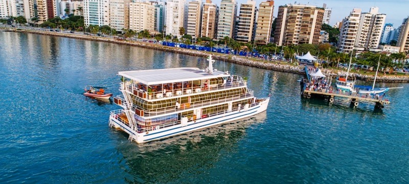 Catamarã celebra dois anos de operação com nova embarcação em Florianópolis