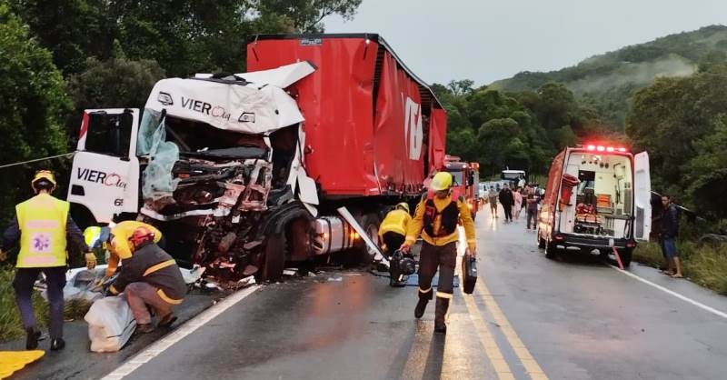 Caminhoneiro morre em acidente entre duas carretas na Capital