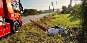 Em alta velocidade, motorista morre após bater em barranco em SC
