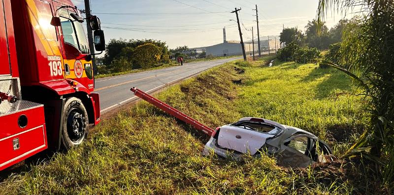 Em alta velocidade, motorista morre após bater em barranco em SC