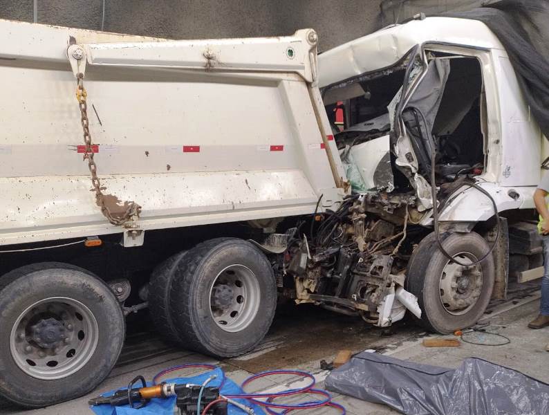 Batida entre dois caminhões provoca uma morte no Contorno Viário