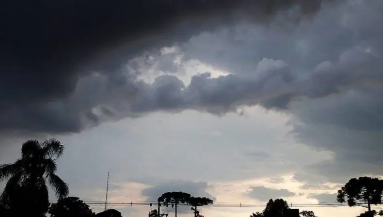 Tempestades e chuvas volumosas avançam por SC; veja previsão
