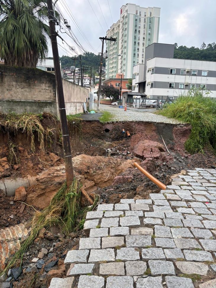 Temporal deixa ruas interditadas em Blumenau; saiba quais